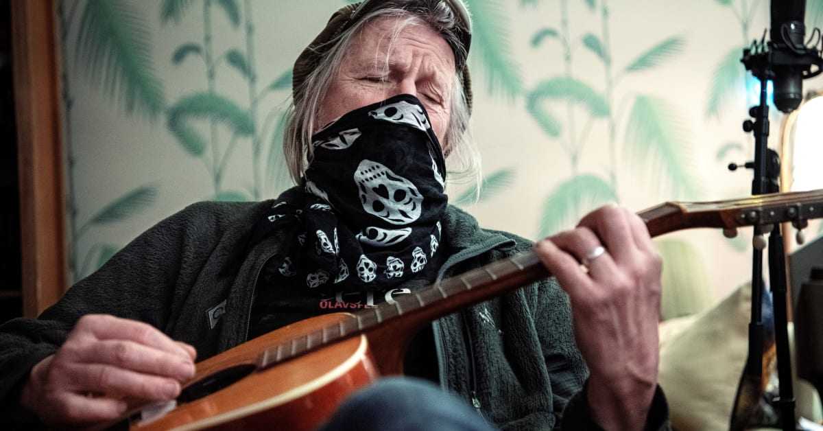 Grammis-prisade Stefan Sundström på sommarturné med ny punkmusik