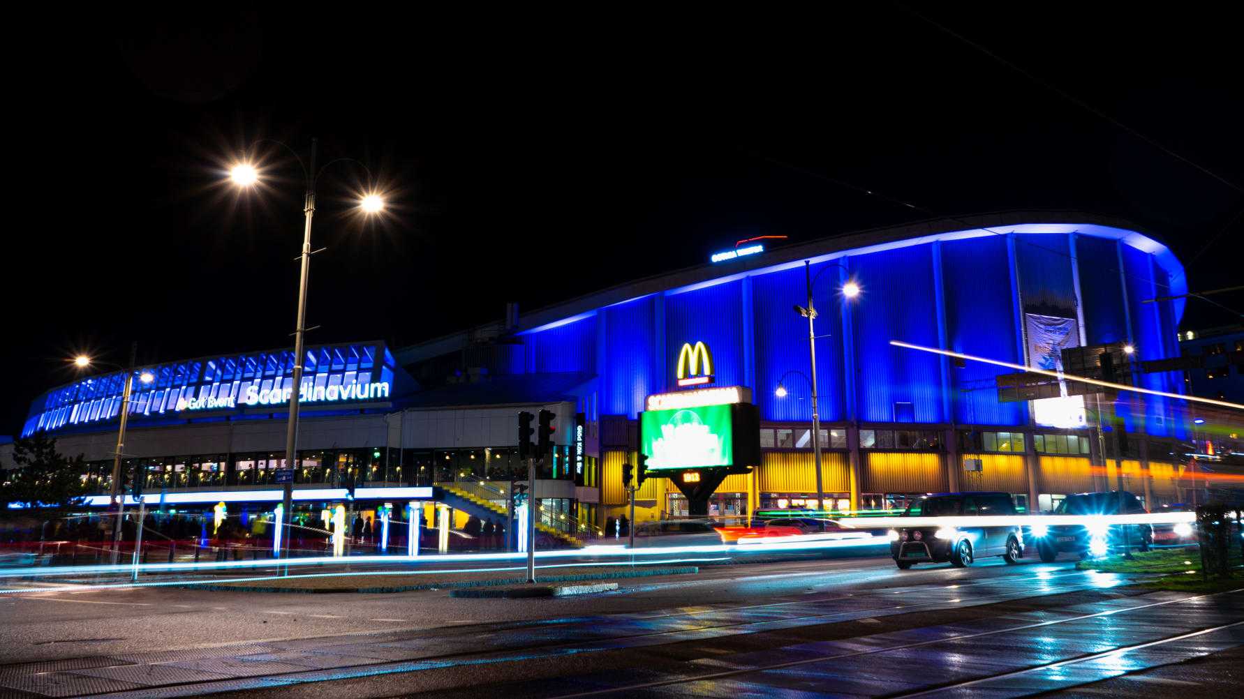 Scandinavium lyser upp i gult och blått