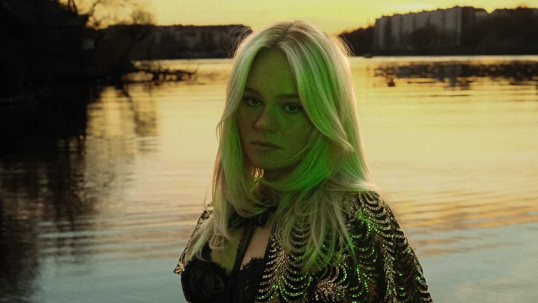 Sveriges nya poplöfte FILIPPA släpper debut-EP:n “Beroende” på fredag
