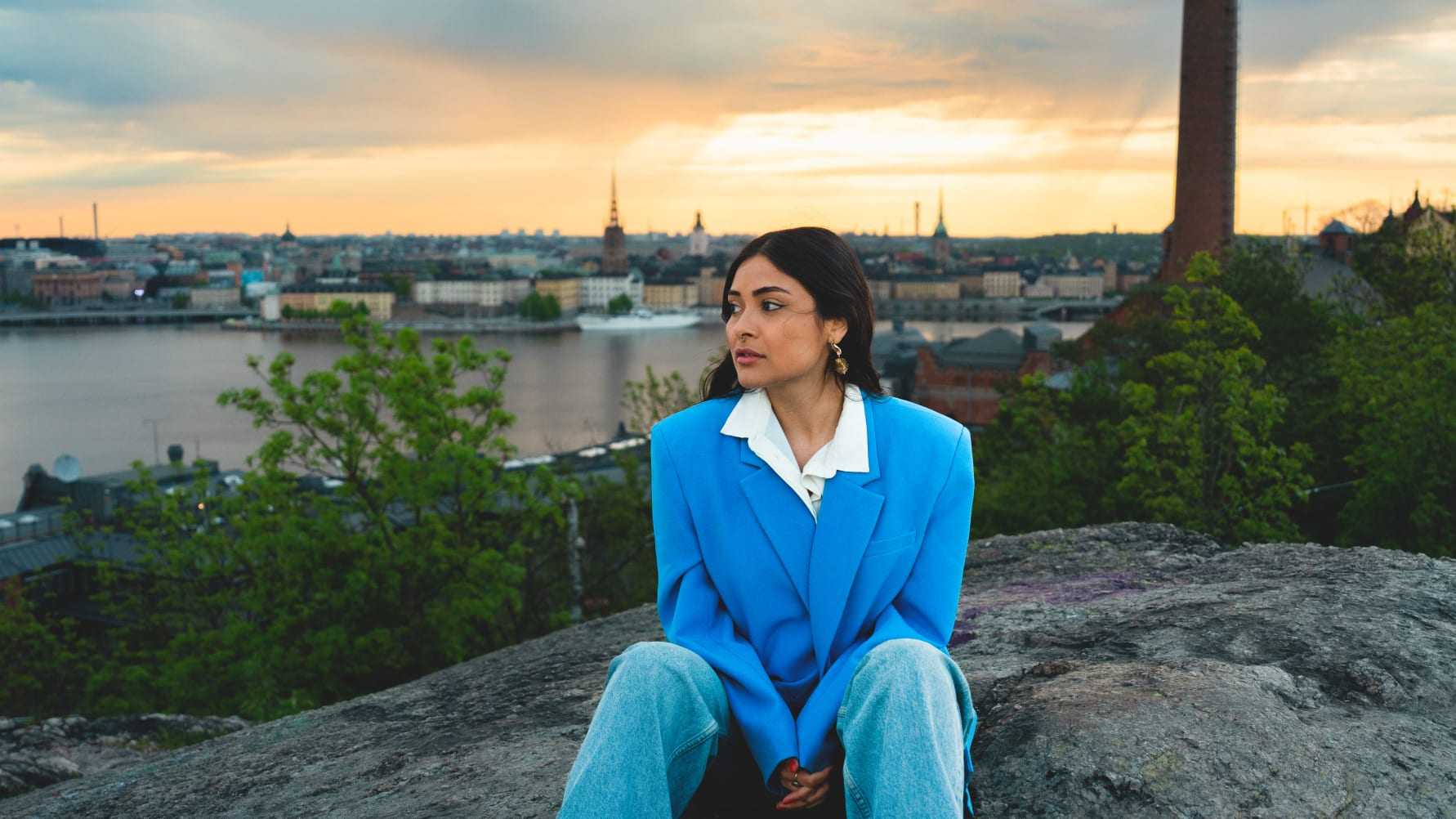 Nysignade Manon Lamartine bjuder in till en organisk singer-songwriter-värld med singeln “Sprucken is”