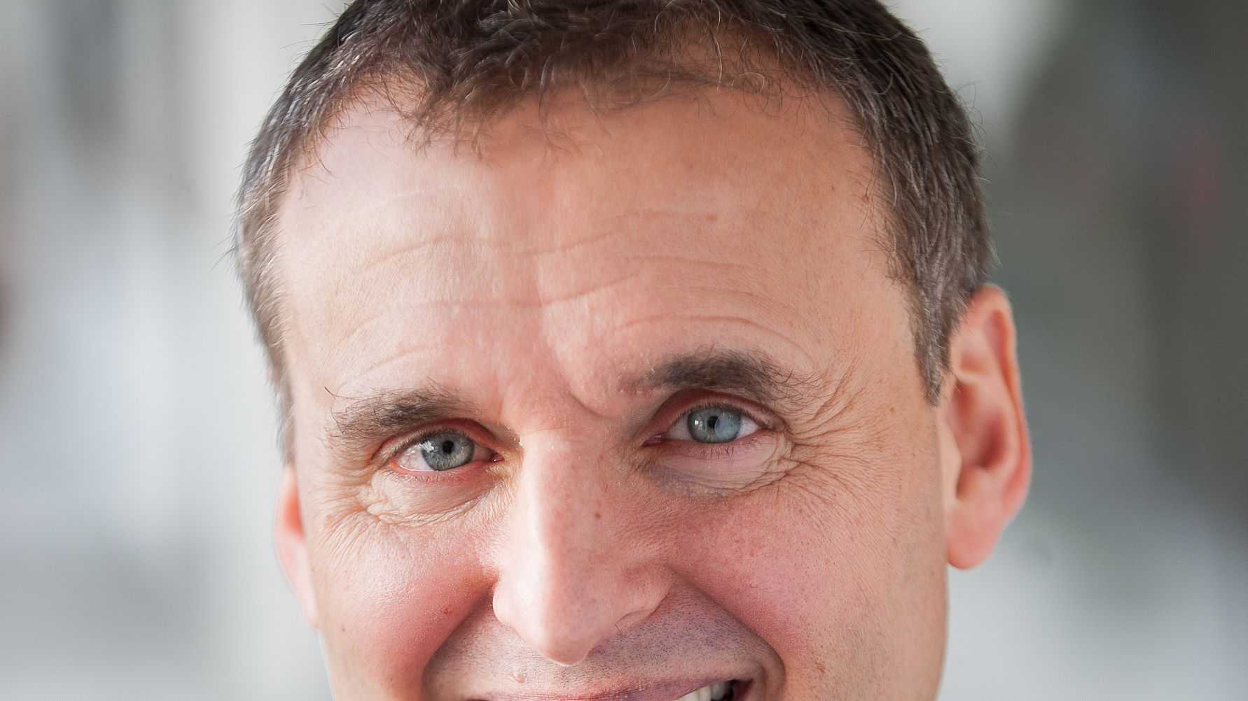 Hyllade Phil Rosenthal kommer till Sverige!