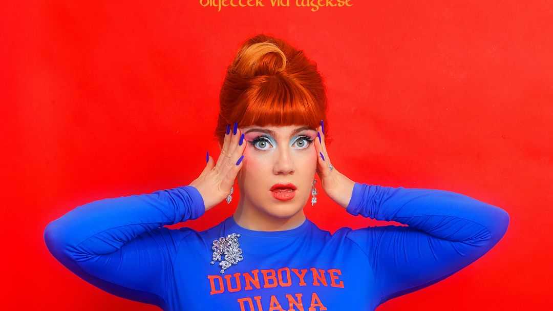 Irländska superstjärnan CMAT till Sverige 2026