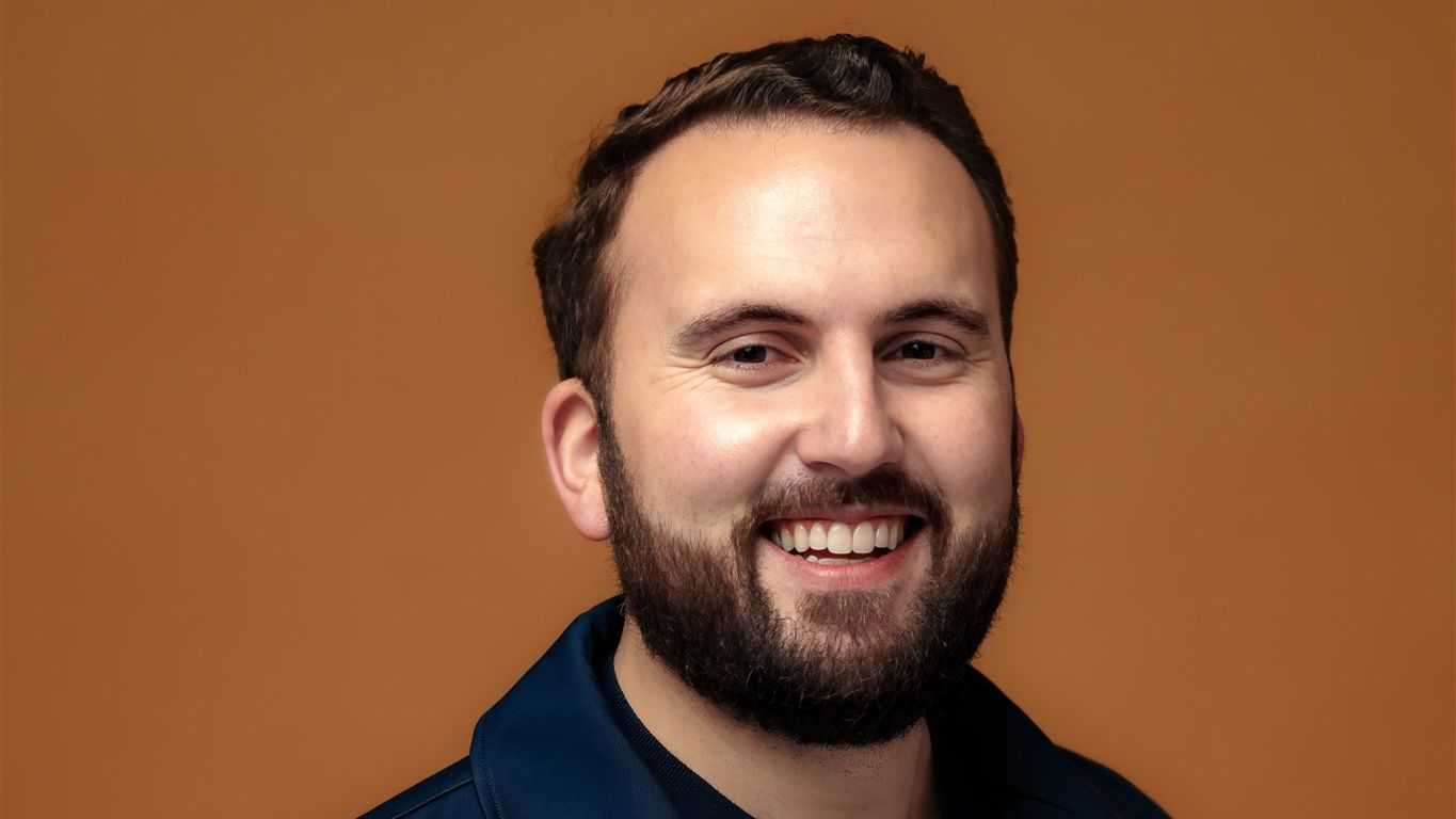 Standupstjärnan Nasser Al-Rayess till Stockholm april 2026!