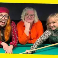 Evenemang: Triss I Tanter: Längd, ålder Och Midjemått