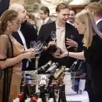 Evenemang: Falstaff Big Bottle & Streetfood Party