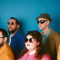 Evenemang: Ríoghnach Connolly & Honeyfeet