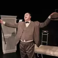 Evenemang: Två Små Vita Bollar Av Celluloid  Med Blå Ränder