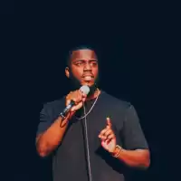 Bild på Hyllade komikern Mo Gilligan till Sverige med världsturnén In The Moment!