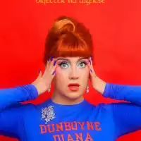 Bild på Irländska superstjärnan CMAT till Sverige 2026