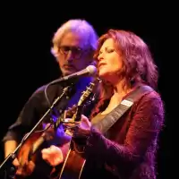 Bild på Rosanne Cash med John Leventhal till Göta Lejon i höst!