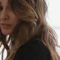 Bild på NY SINGEL. Jennifer Brown firar 50-årsdagen med nya singeln 